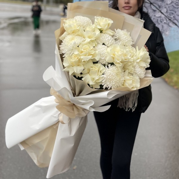 11 белых роз Мондиаль с хризантемами