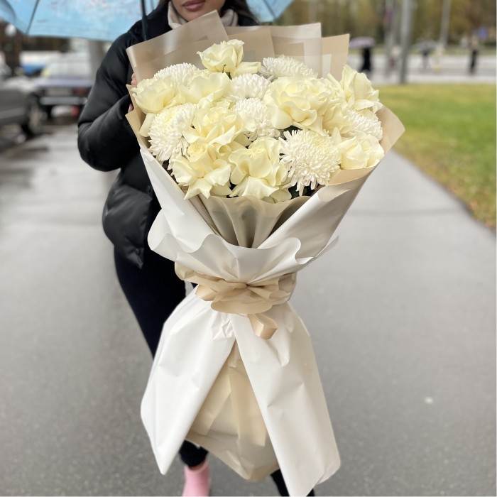 11 белых роз Мондиаль с хризантемами