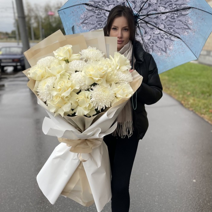 11 белых роз Мондиаль с хризантемами