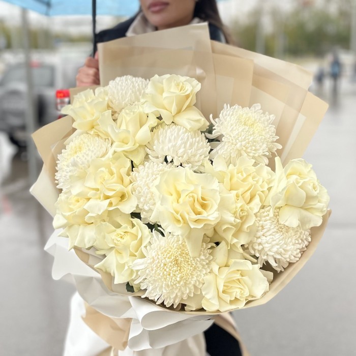 11 белых роз Мондиаль с хризантемами