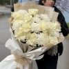 11 белых роз Мондиаль с хризантемами