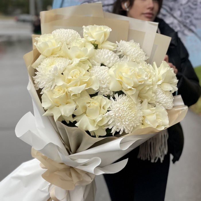 11 белых роз Мондиаль с хризантемами