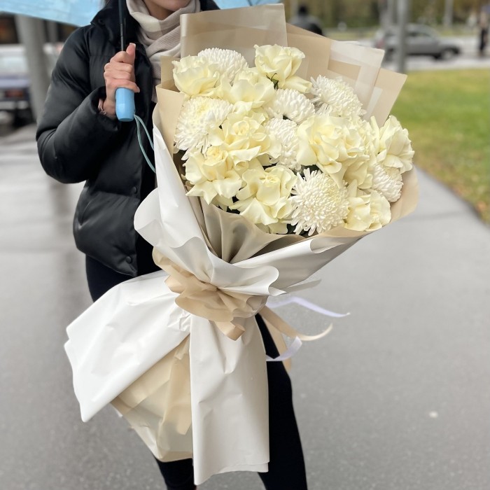 11 белых роз Мондиаль с хризантемами