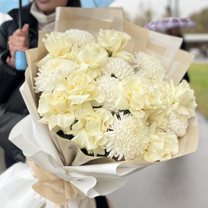 11 белых роз Мондиаль с хризантемами