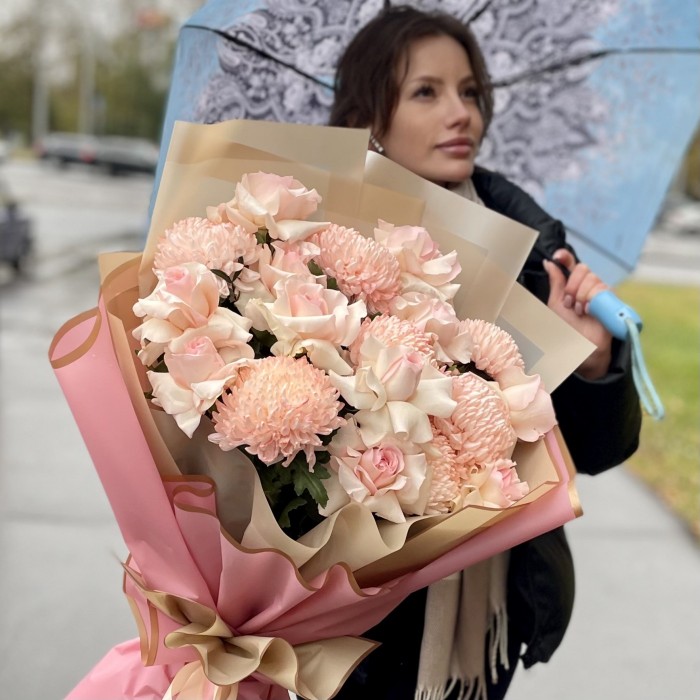 11 роз Новия с хризантемами