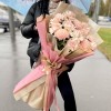 11 роз Новия с хризантемами
