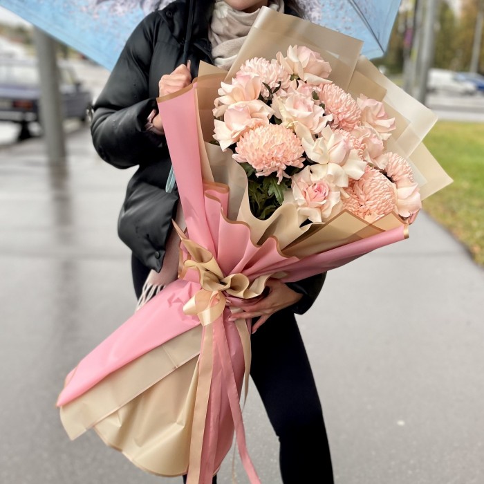 11 роз Новия с хризантемами