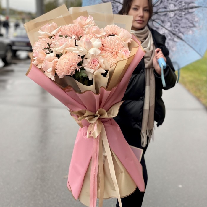 11 роз Новия с хризантемами