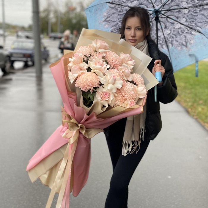 11 роз Новия с хризантемами