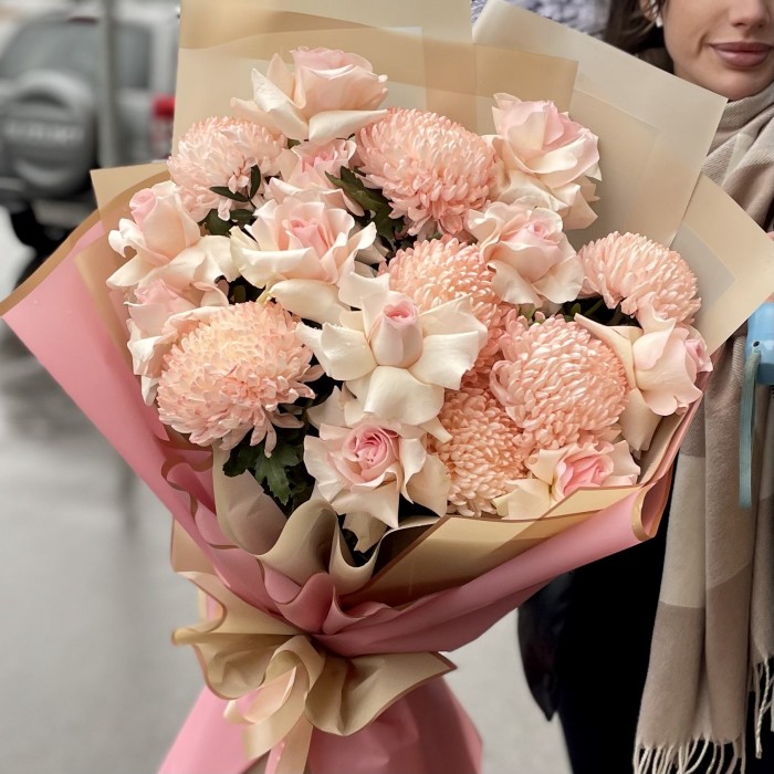 11 роз Новия с хризантемами