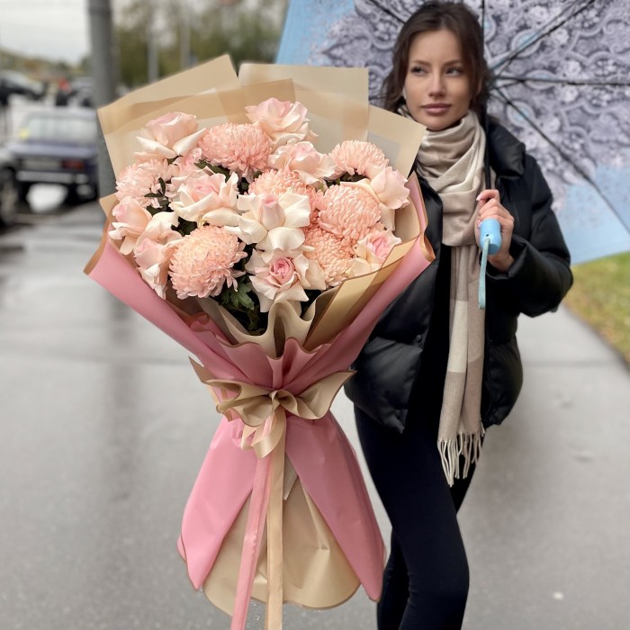 11 роз Новия с хризантемами