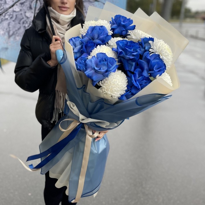 11 пышных синих роз с хризантемами