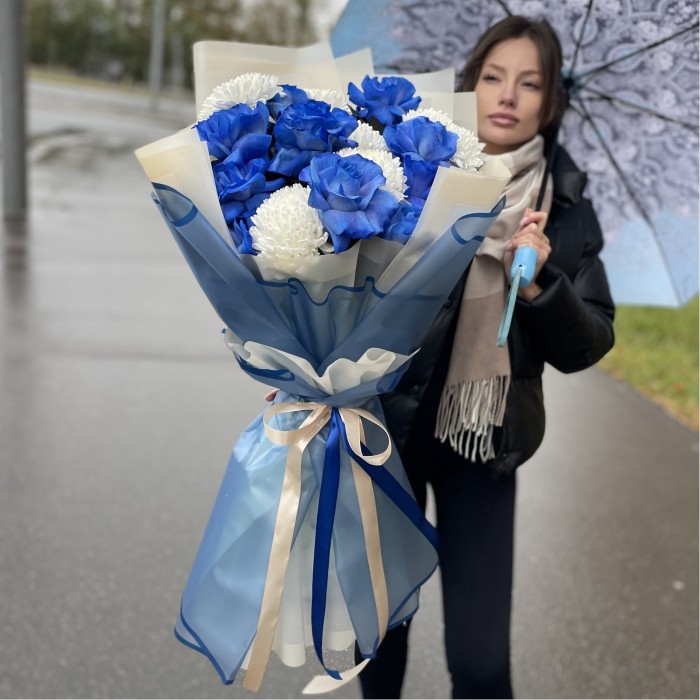 11 пышных синих роз с хризантемами