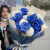 11 пышных синих роз с хризантемами