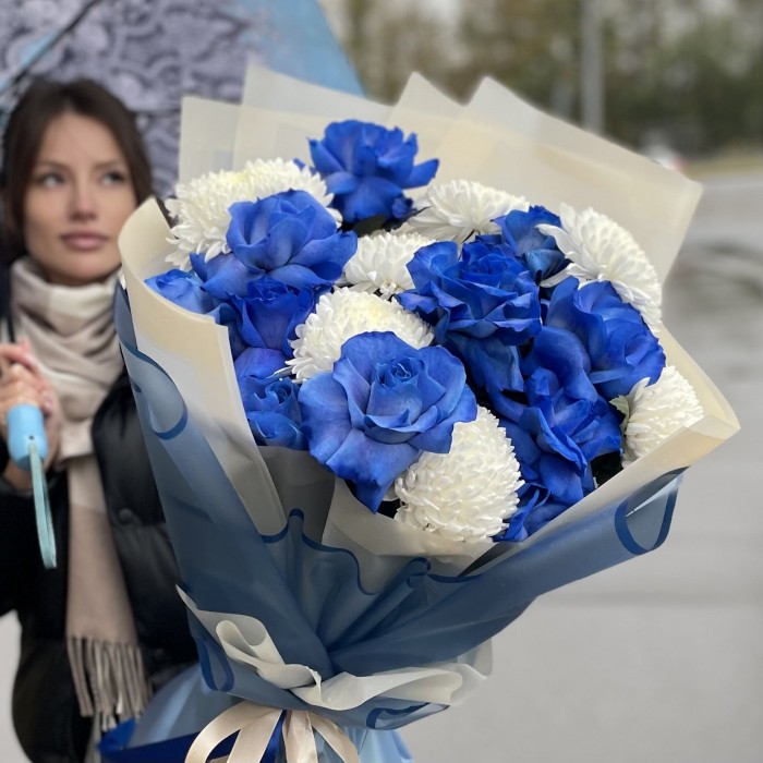 11 пышных синих роз с хризантемами