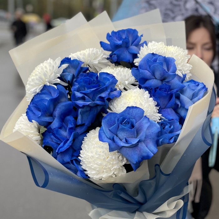 11 пышных синих роз с хризантемами