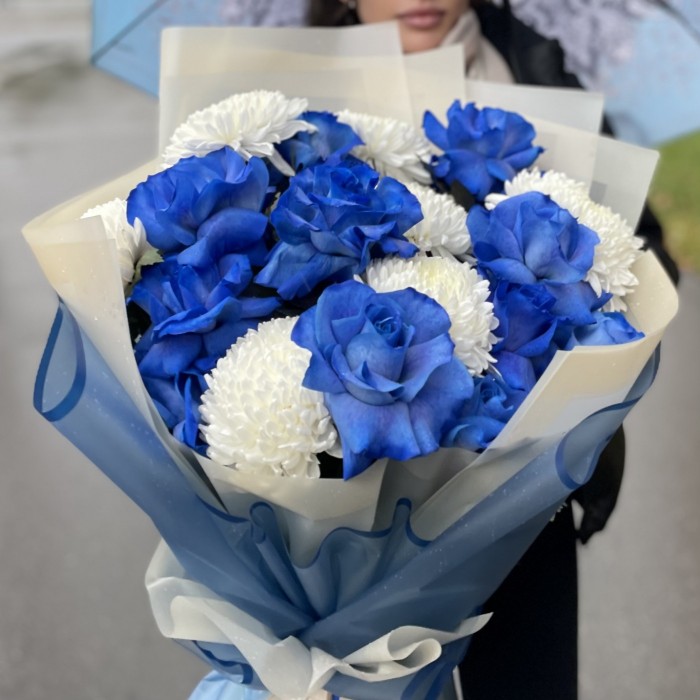 11 пышных синих роз с хризантемами