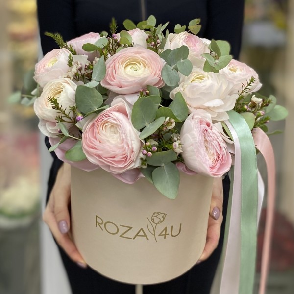 Нежные ранункулюсы в коробке