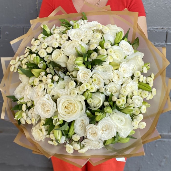 Букет с розами и лилией Белоснежный вальс