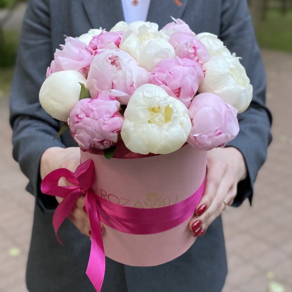 Букет из 15 розовых и белых пионов в коробке