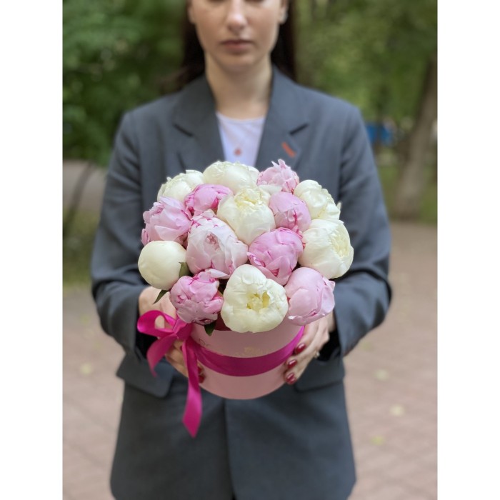 Букет из 15 розовых и белых пионов в коробке