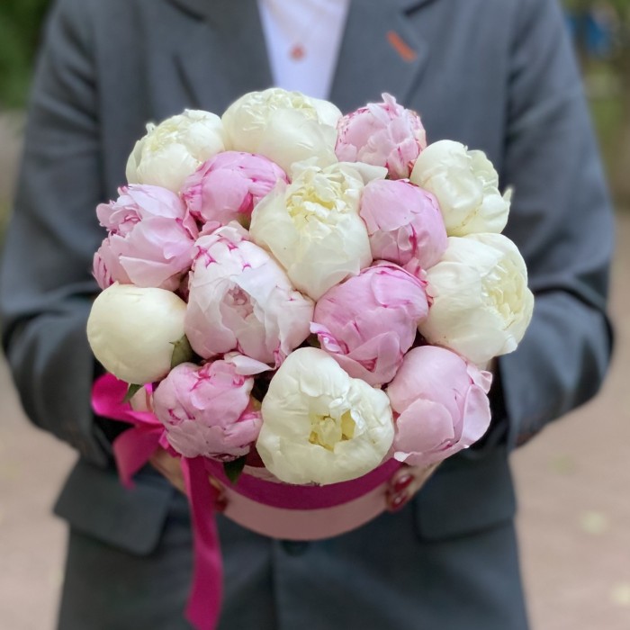Букет из 15 розовых и белых пионов в коробке