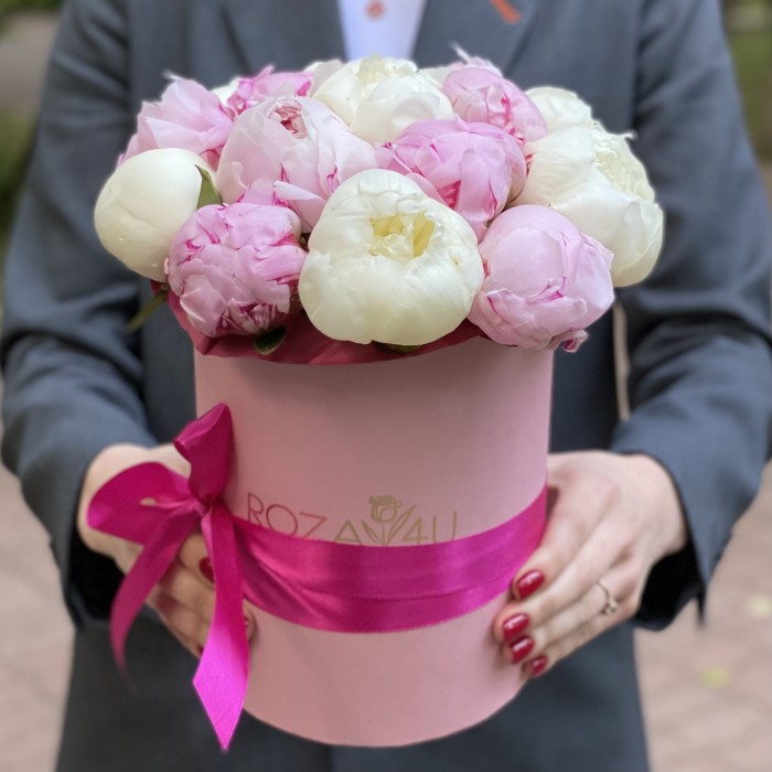 Букет из 15 розовых и белых пионов в коробке