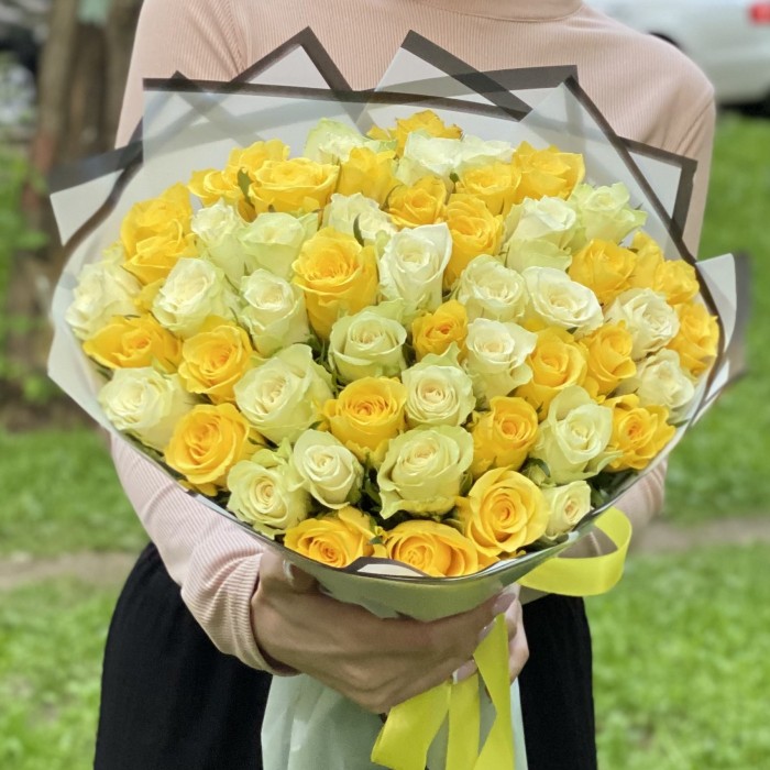 51 желтая и белая роза