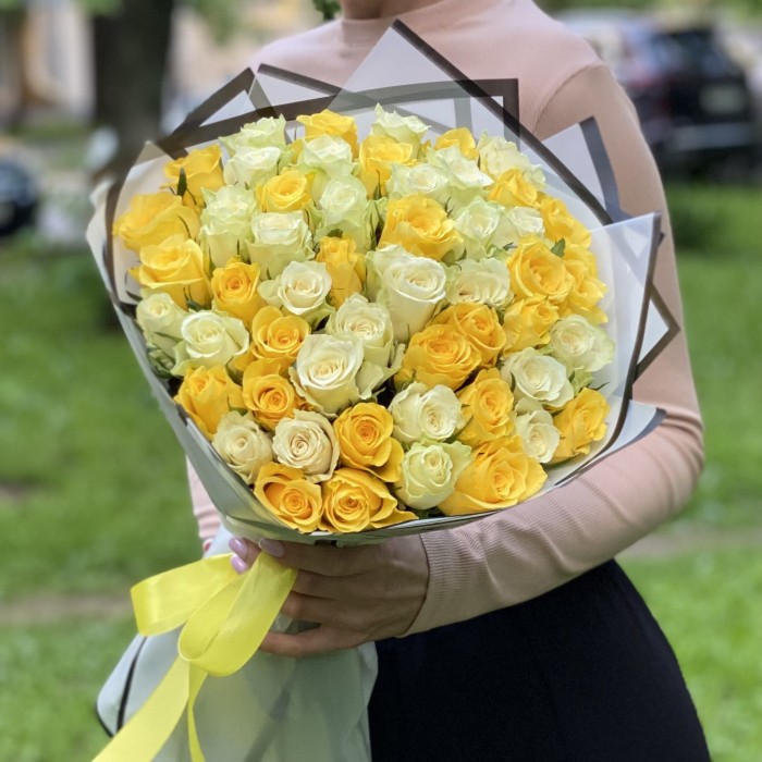 51 желтая и белая роза