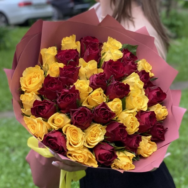 51 желтая и красная роза