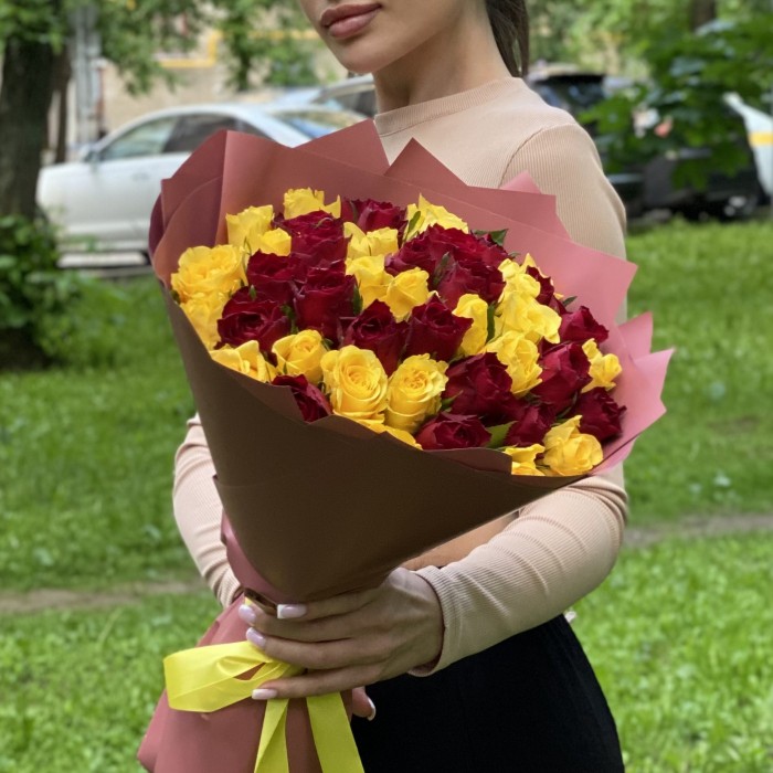 51 желтая и красная роза