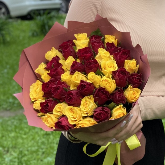 51 желтая и красная роза