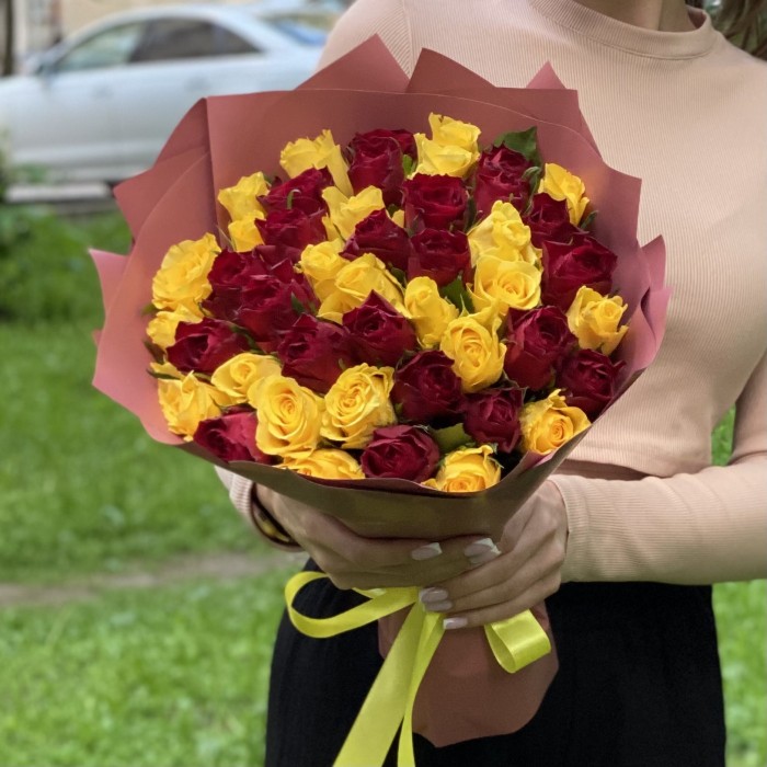 51 желтая и красная роза