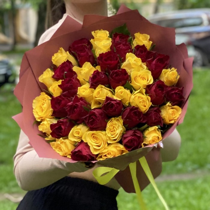 51 желтая и красная роза