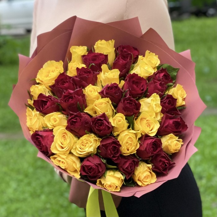 51 желтая и красная роза