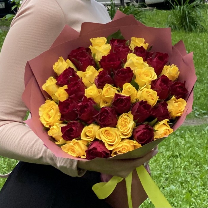 51 желтая и красная роза