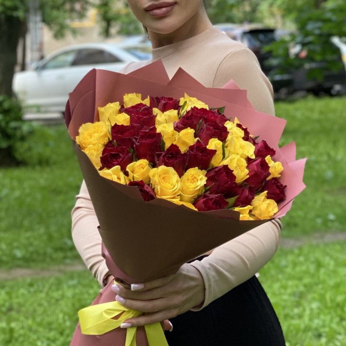 51 желтая и красная роза