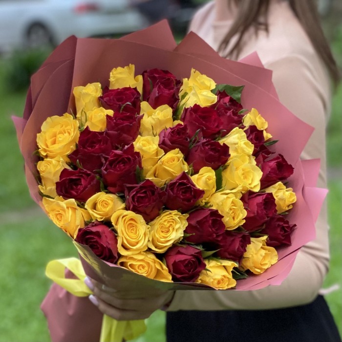 51 желтая и красная роза