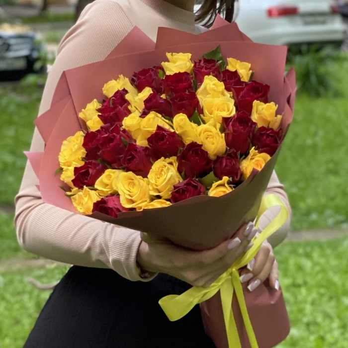 51 желтая и красная роза