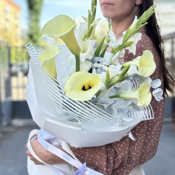 Букет кремовых калл с белыми гладиолусами