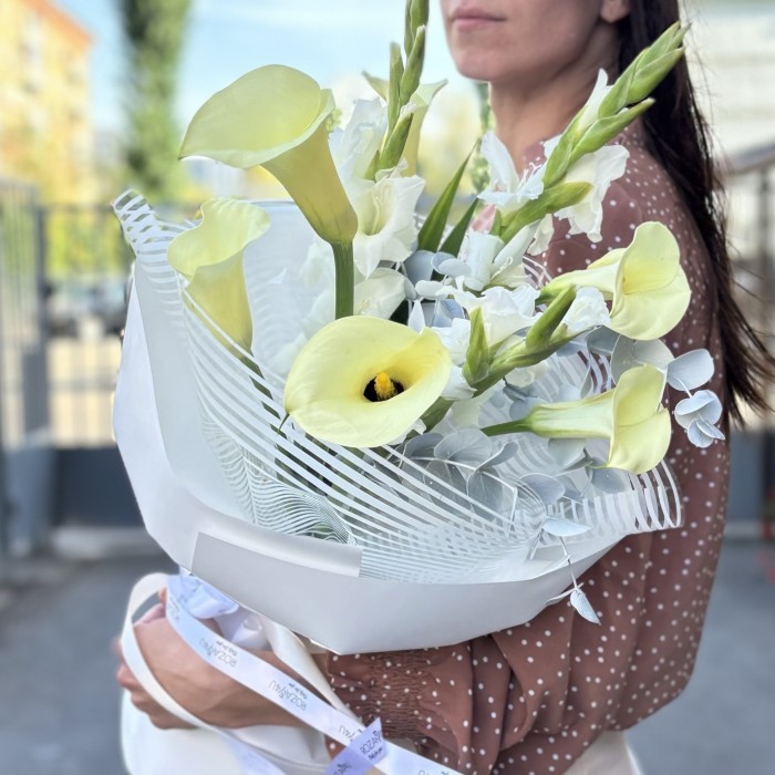Букет кремовых калл с белыми гладиолусами