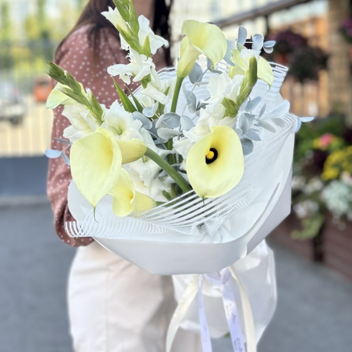 Букет кремовых калл с белыми гладиолусами