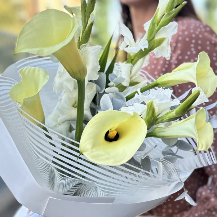 Букет кремовых калл с белыми гладиолусами