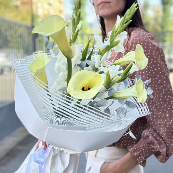Букет кремовых калл с белыми гладиолусами