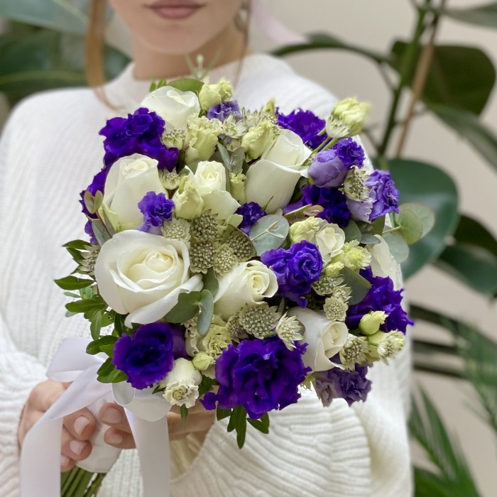 Букет невесты с эустомой и розами Дольче Вита