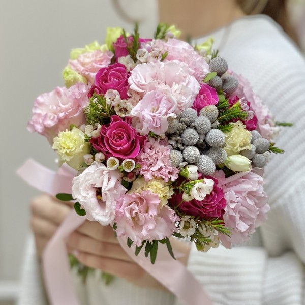 Букет невесты с эустомой и розами Мон Амур