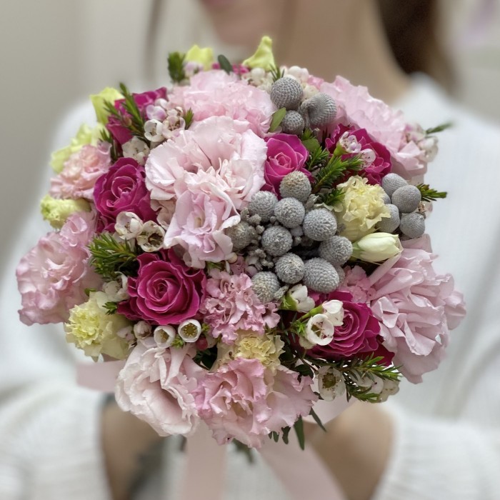Букет невесты с эустомой и розами Мон Амур