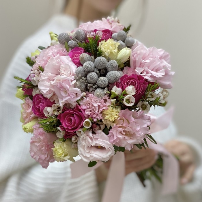 Букет невесты с эустомой и розами Мон Амур
