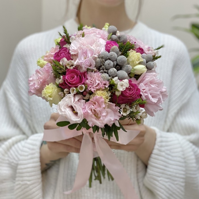 Букет невесты с эустомой и розами Мон Амур