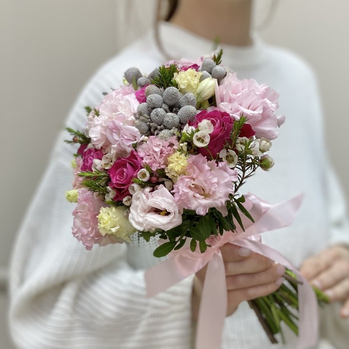 Букет невесты с эустомой и розами Мон Амур